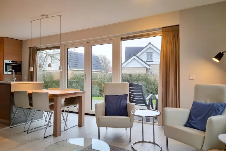 Eethoek met openslaande deuren naar het terras