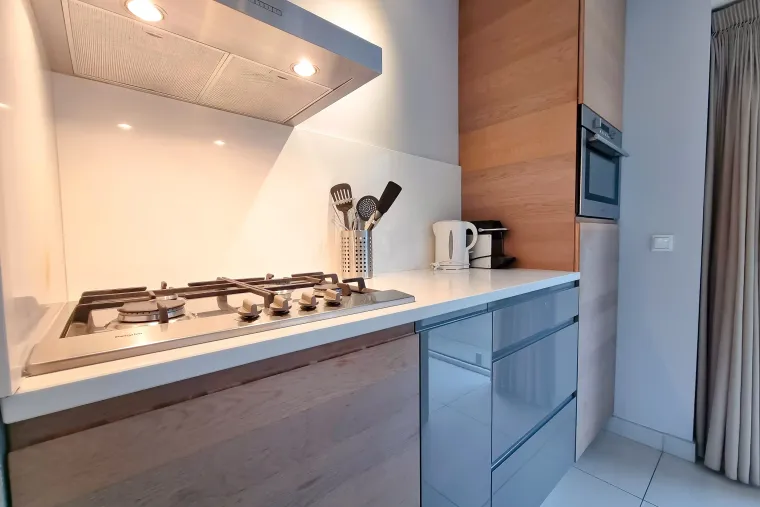Volledig uitgeruste open keuken