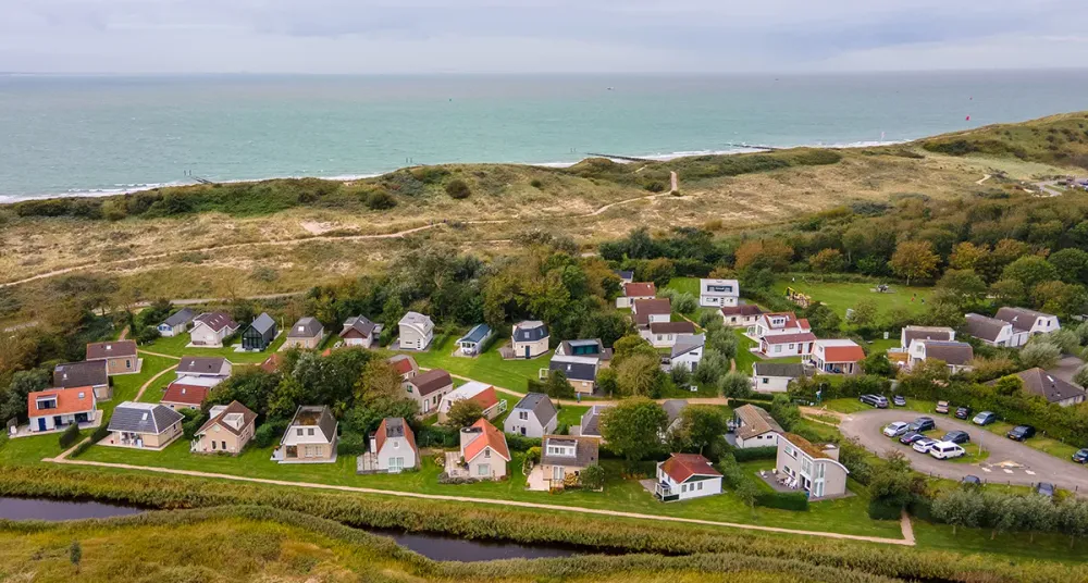 Luchtfoto van vakantiepark Galgewei aan de Zeeuwse kust